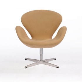 Arne Jacobsen. 'Svanen' hvile-/ lænestol betrukket med lyst alcantara, model 3320 (2018)