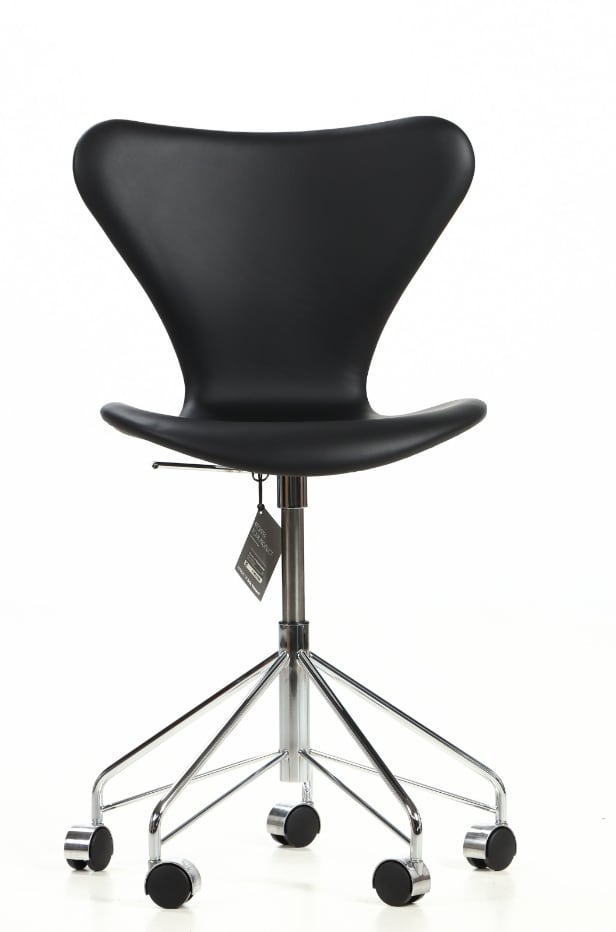 Arne Jacobsen: Kontorstol, 'Syveren' model 3117 med original sort læder, ubrugt og i original emballage