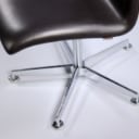 Arne Jacobsen. Et sæt på seks 'Oxford' lavryggede stole. 'Brown label', brun læder (6)