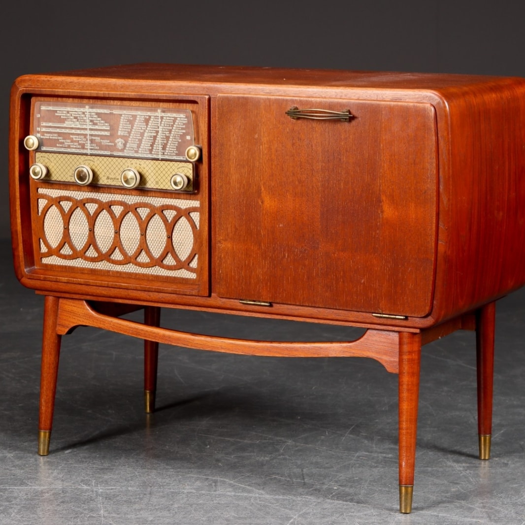 Radio/pladespiller møbel af teaktræ, 1940/50'erne | Lauritz.com