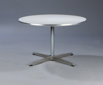 Arne Jacobsen. Sofabord, model A222 . Hvid. Ø 75 cm