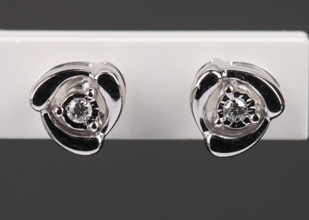 Diamonds by Frisenholm. A pair of diamond earrings of 9 kt. white gold. (2)