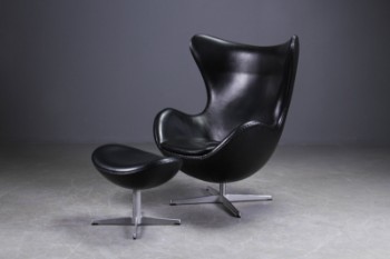 Arne Jacobsen. Lænestol med skammel  Ægget (2)