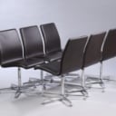 Arne Jacobsen. Et sæt på seks 'Oxford' lavryggede stole. 'Brown label', brun læder (6)