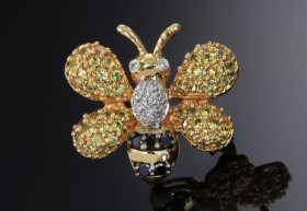 Small sapphire and diamond brooch of 18 kt. gold in the shape of a flower bee, in total approx. 1.41 ct