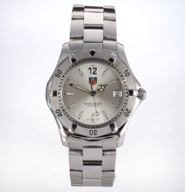 TAG Heuer 'Professional'. Men's watch in steel with silver dial with date, 1990s