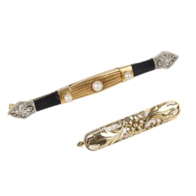 Two brooches of gold partly with pearls and ebony. Circa 1900-1920. (2)