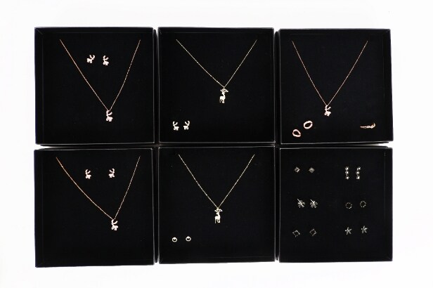 A collection jewellery sets of gold-plated sterling silver. (63)