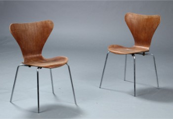 Arne Jacobsen. Par stole af teak, model 3107 - Syveren (2)