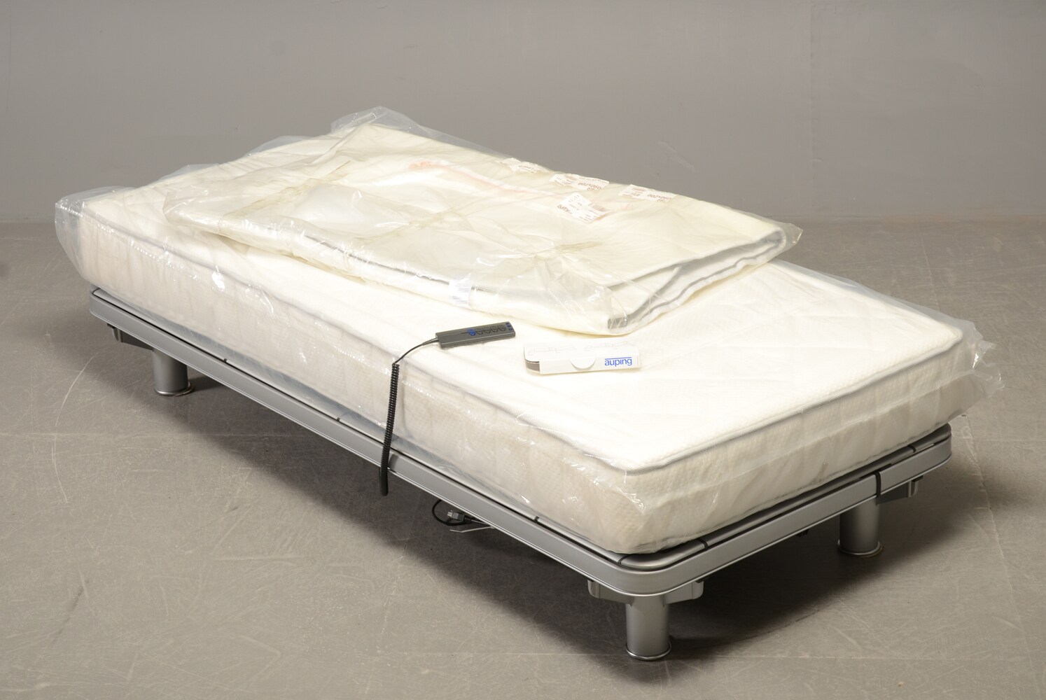 Auping Royal adjustable bed with mattress and mattress topper