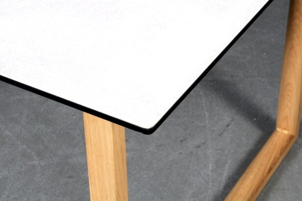 Spisebord med udtræk, samt keramisk plade. Design af Says Who. Incl to tillægsplader. (3) 