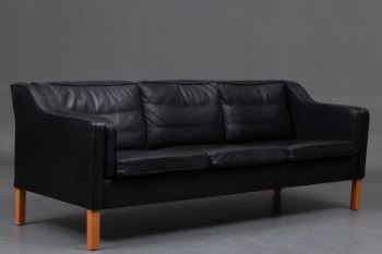 Børge Mogensen. Tre-pers. sofa, betrukket med sort læder, model 2213