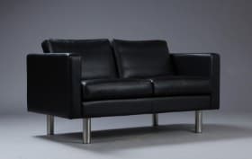 Stouby. To-personers sofa, model Boston, sort læder.