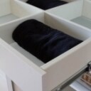 Skydedørsgarderobe med 3 hvide fyldningsdøre med hvide skinner Denne vare er sat til omsalg under nyt varenummer 3481557