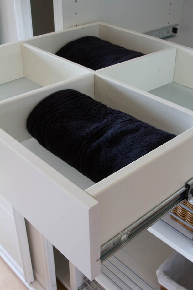 Skydedørsgarderobe med 3 hvide fyldningsdøre med hvide skinner Denne vare er sat til omsalg under nyt varenummer 3481557