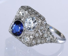 Fransk vintage safir- og diamantring af platin, i alt ca. 2.22 ct