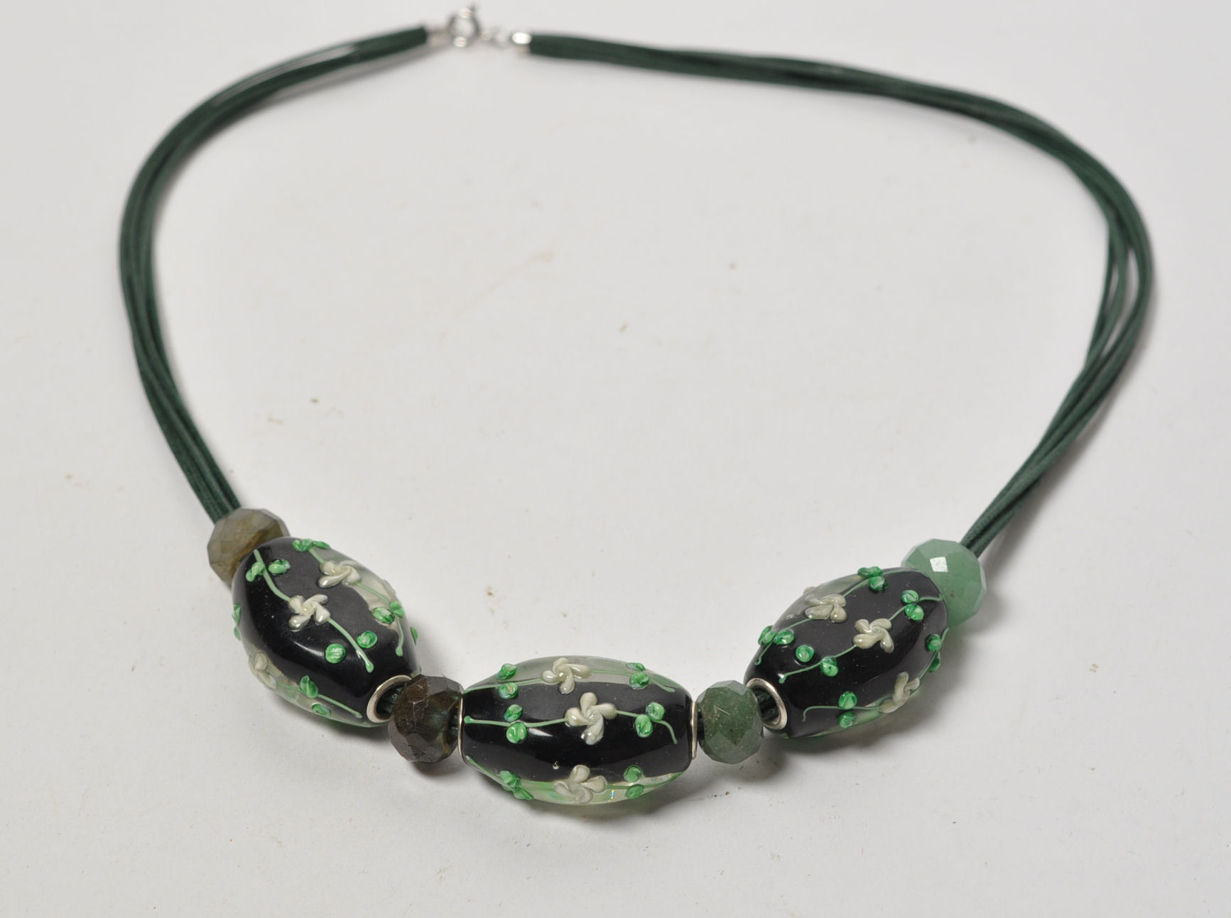 stum Derved Creep Charlotte Borgen. En samling perler og smykker af glas og sterlingsølv |  Lauritz.com