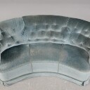 Sofa i bananform med lys blå velour