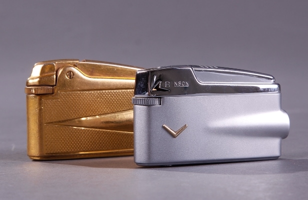 Par Ronson lightere. 1 forgyldt lighter samt 1 lighter i stål. (2) 