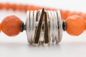 Connectionlås af sterling sølv med detalje af 14 kt. guld og brillant, med kæde med facetslebne perler