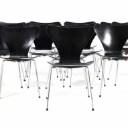 Arne Jacobsen (1902-1971) 'Syveren' Fjorten sorte stole model 3107. (14)