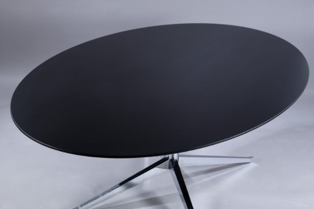 Florence Knoll. Spisebord/konferencebord, oval plade af sortlasseret træ.