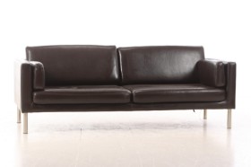 Freestanding sofa upholstered in leather