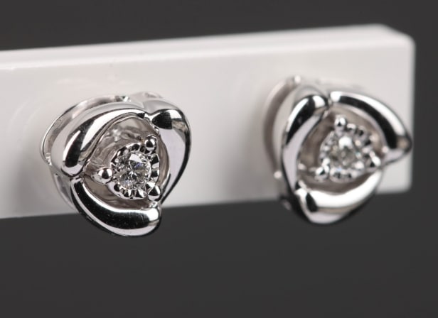 Diamonds by Frisenholm. A pair of diamond earrings of 9 kt. white gold. (2)
