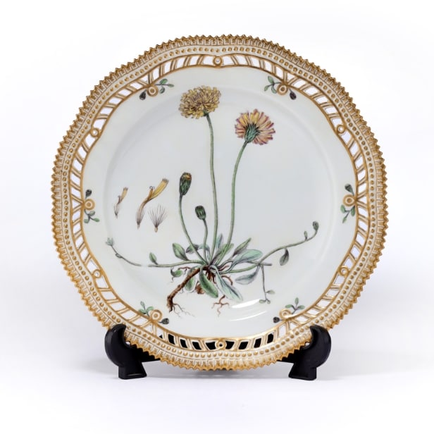 Royal Copenhagen. 'Flora Danica' tallerken af porcelæn, Juliane Marie-mærket