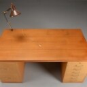 SKM skrivebord af teak og eg samt tilhørende arkitektlampe (2) Denne vare er sat til omsalg under nyt varenummer 5351876