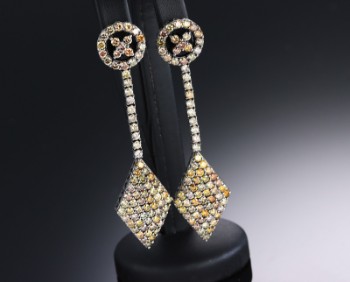 Multicolor cocktail diamond earrings in 18 kt. black rhodium-plated gold, total approx. 6.24 ct. (2)