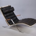 Preben Fabricius & Jørgen Kastholm. 'Græshoppen', chaiselongue i sort læder, model FK 87