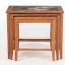 Indskudsborde, spisebord samt sofabord af teak, 1950'erne (3)