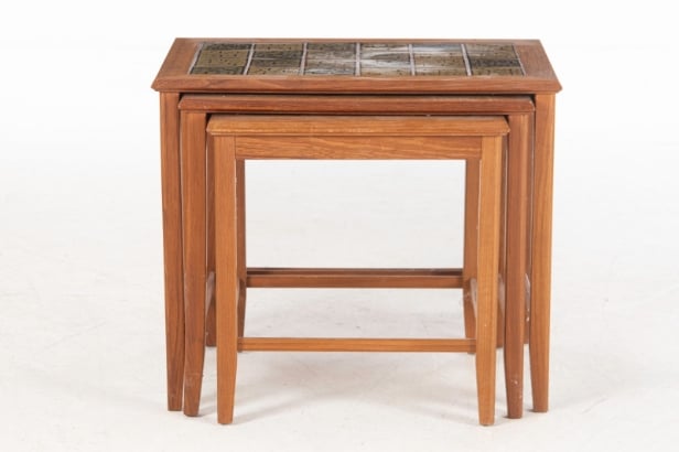 Indskudsborde, spisebord samt sofabord af teak, 1950'erne (3)