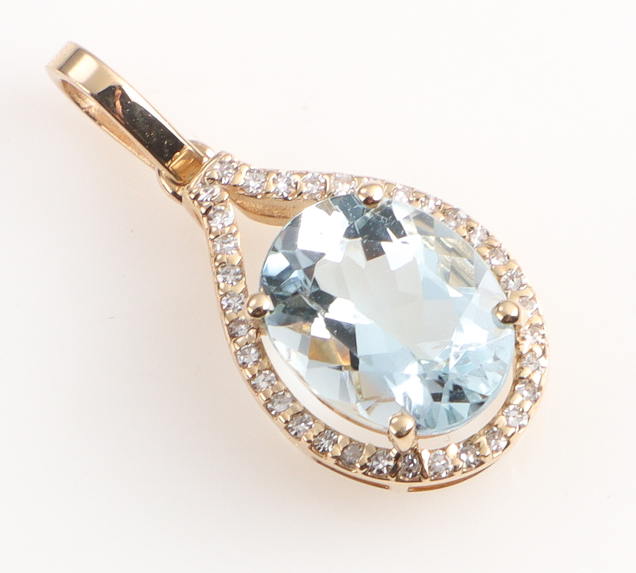Aquamarine and diamond pendant in 14 kt. gold, total 2.02 ct. (HRDAntwerp certificate)