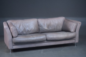 Ubekendt møbelproducent.  2½ pers. sofa med gråt læder