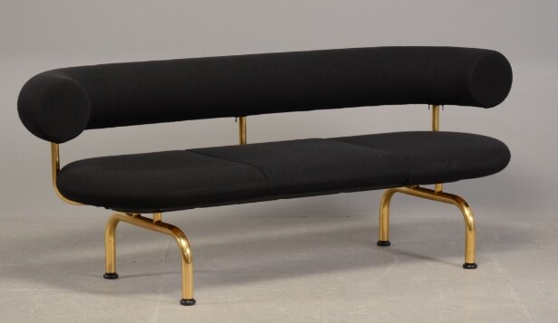 Johannes Foersom & Peter Hjort Lorenzen. Pipeline sofa sort med guld forkromning