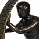 Pierre Martin. Skulptur af patineret bronze: 'Holde hjulene igang', H. 62 cm