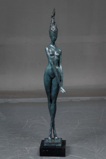 Skulptur af grønpatineret bronze i form af kvinde