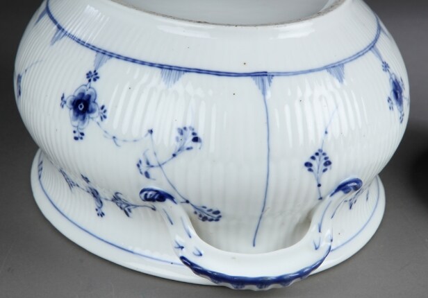Royal Copenhagen. Stor 'Musselmalet riflet' terrin, 1800-tallet