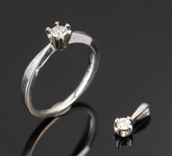 Solitaire ring af 14 karat hvidguld og vedhæng med diamant (2)