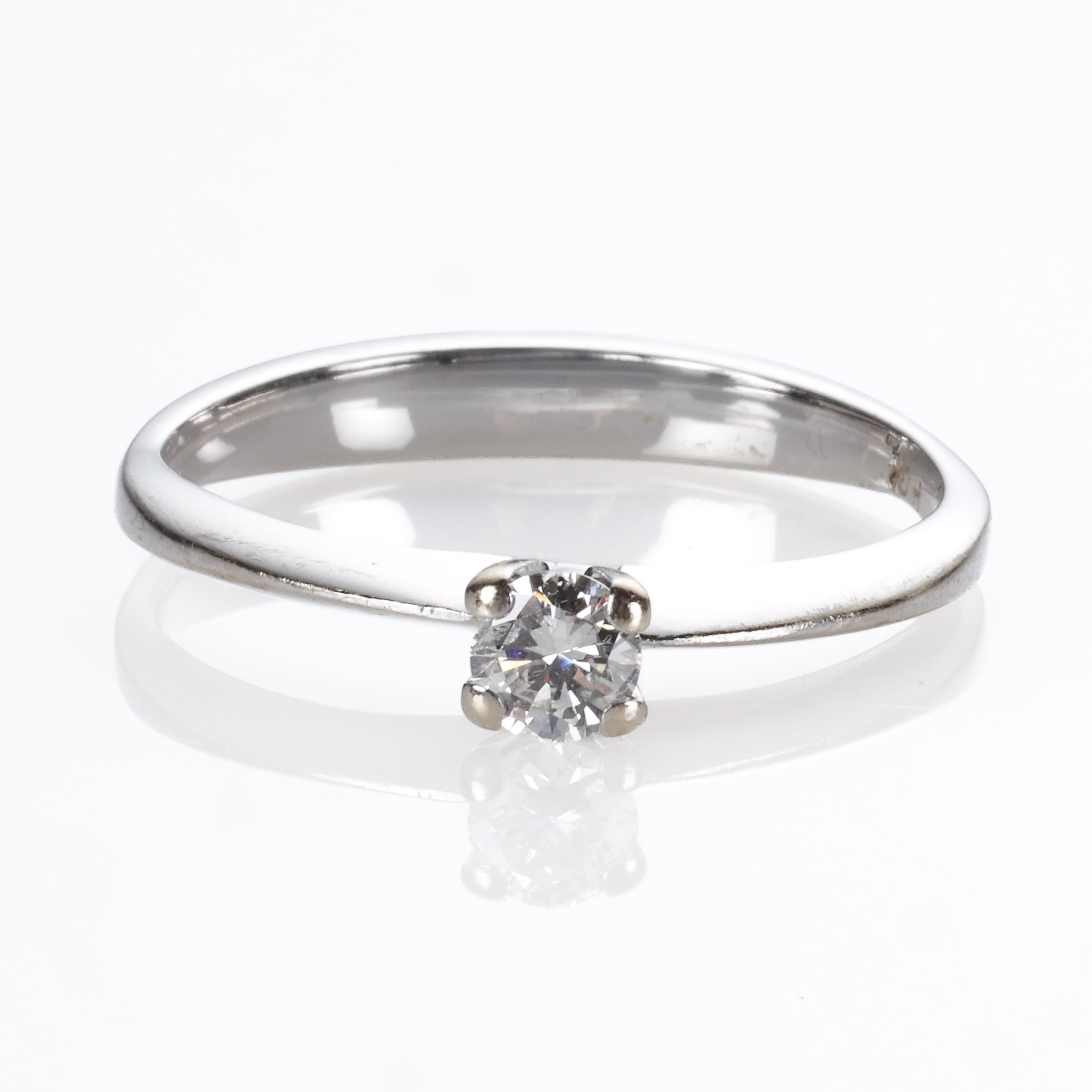 Solitaire diamond ring in 14 kt. white gold, approx. 0.30 ct. Size 62.