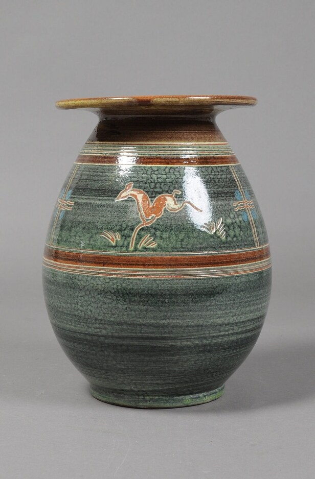 Harald Folmer Gross / Knabstrup Teglværk. Vase med hjorte, keramik.