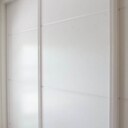 Skydedørsgarderobe med 3 hvide fyldningsdøre med hvide skinner Denne vare er sat til omsalg under nyt varenummer 3481557