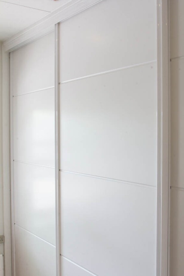 Skydedørsgarderobe med 3 hvide fyldningsdøre med hvide skinner Denne vare er sat til omsalg under nyt varenummer 3481557