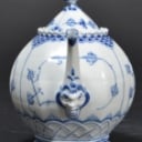 Royal Copenhagen / Kgl. P. Musselmalet Helbonde. Tekande / tepotte med låg, porcelæn, nr. 1119 1. & 2. sort. 
