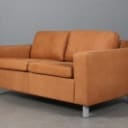 Lind møbler. To pers sofa, brun ruskind. 