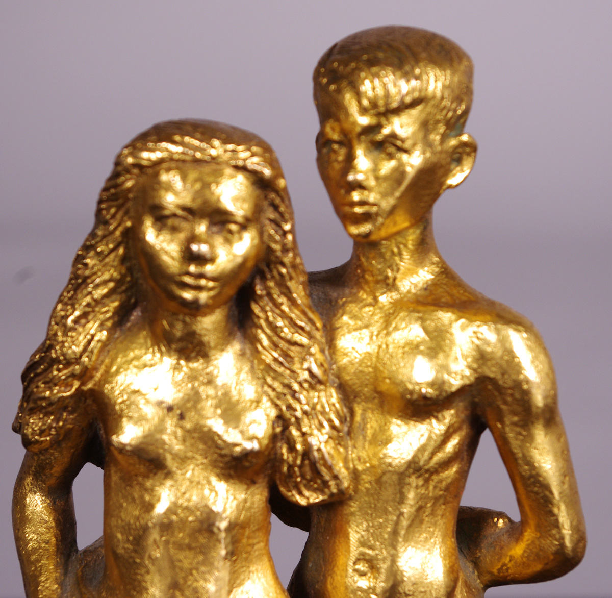 Figurin med Ask och Emla i guld av Stig Blomberg