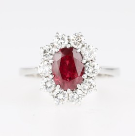 Rubin- og diamantring af 18 kt. hvidguld, ca. 1.65 og 1.00 ct. Ringstr. 55.