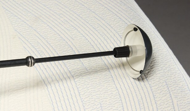 Auping, elevationsseng, sidebord samt lampe